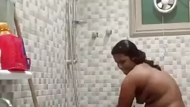 Mature bhabhi selfie from bathroom totally nude
