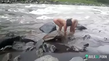 Hidden cam voyeur sex clip two sexy desi aunty taking a bath outdoor by the river