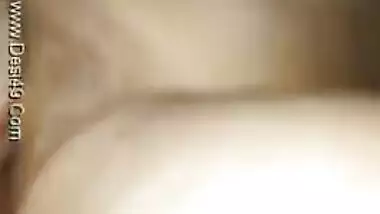 Indian MILF makes XXX lover wipe sex marks off pussy after chudai