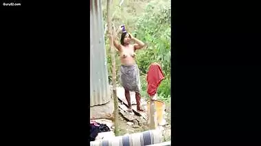 Daring desi girl showing boob and pussy