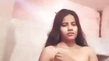 Desi Girl Shows Her Boobs