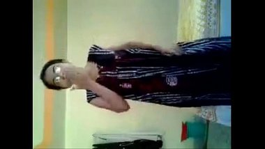 Desi Handjob Clothed - Slim Aunty Braless Wearing Sari Showing Hot Cleavage And Navel ihindi porn