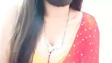 Live streaming cam girl showing sexy round boobs