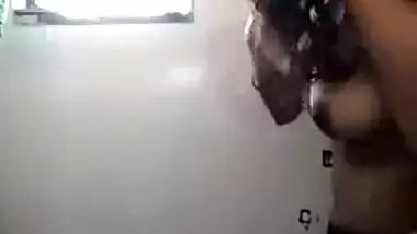 Tamil office girl bathing topless inside office toilet