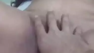 Indian pussy fingering MMS video of a horny wife